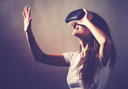 Donna con un caschetto per la realtà virtuale per curare le fobie